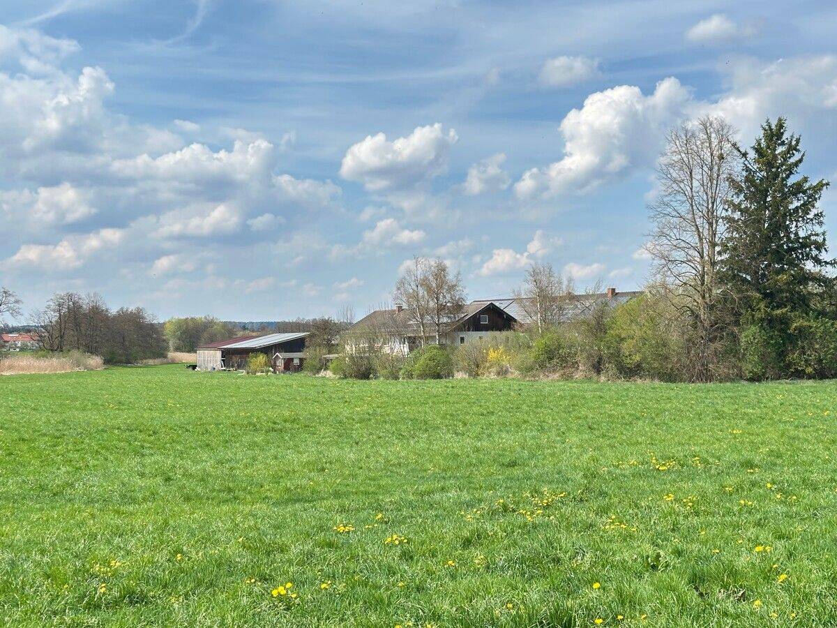 Lkr. Ebersberg: Gr. DHH -2 WE- m. ca. 2.435 m2 Grundstück u. freiem Blick in ländlicher Ortsrandlage, 83550 Emmering