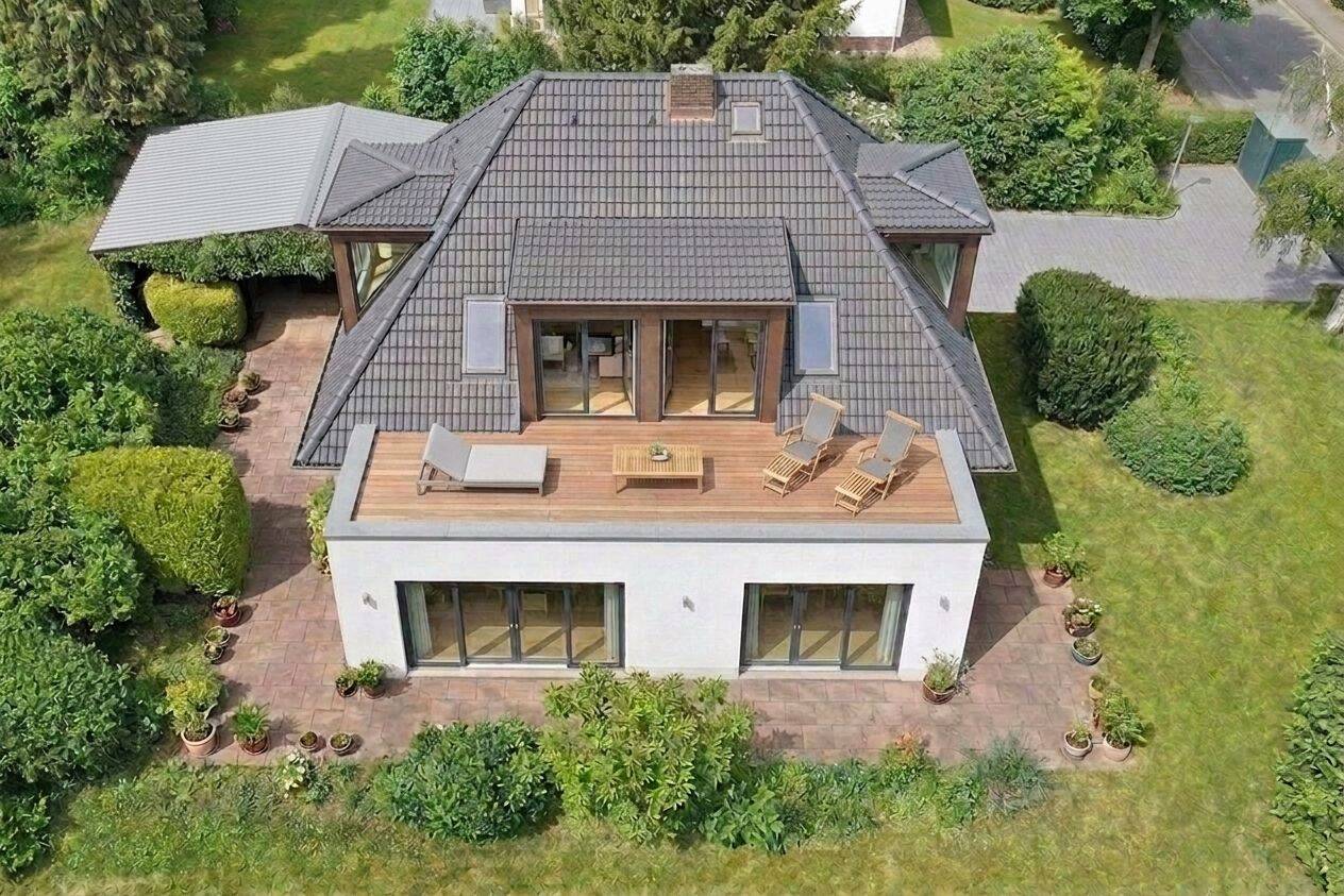 Attraktives Sanierungskonzept: Einfamilienhaus in besonderer Lage Volksdorf mit großem Grundstück