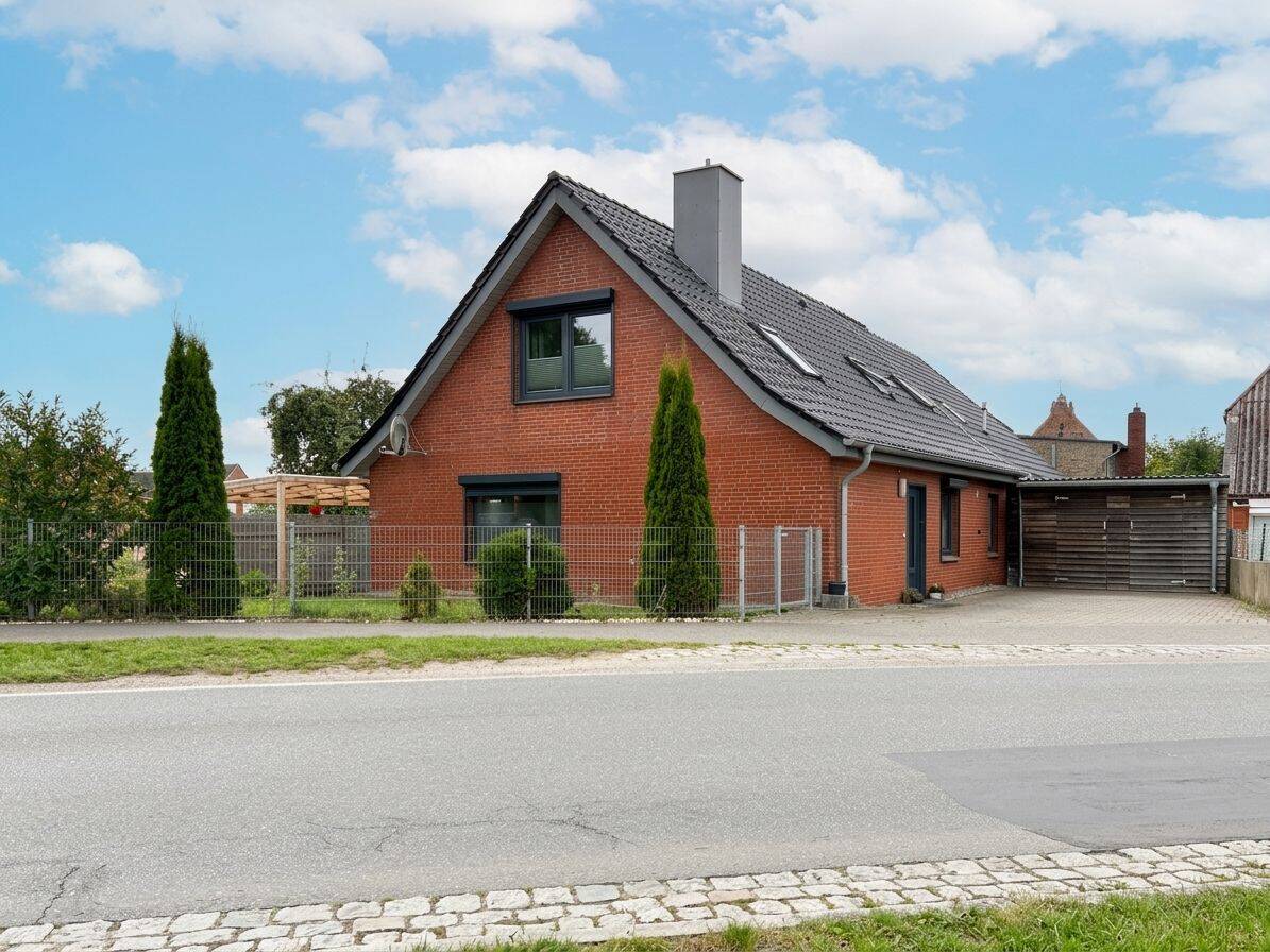 Heute investieren. Morgen profitieren. Vollsaniertes Zweifamilienhaus mit zwei vermieteten Wohneinheiten., 23769 Fehmarn