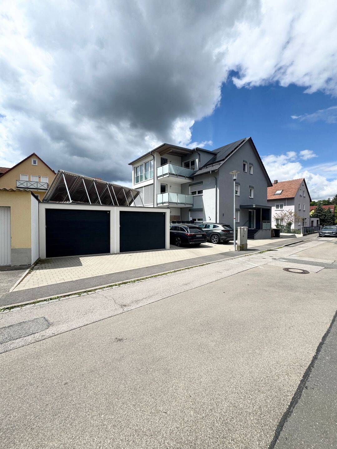 Neuwertige helle 2,5 Zimmer Dachgeschosswohnung mit 2 Stellplätzen und Balkon, 90574 Roßtal