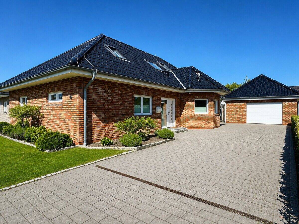Zeitlose Eleganz trifft modernen Wohnkomfort – Exklusives KfW-70-Einfamilienhaus mit traumhaftem Garten in Marne, 25709 Marne