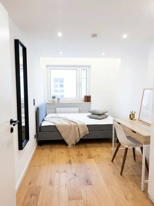 WG-Zimmer mit Charakter sucht eine neue Bewohnerin ( FRAUEN WG !!! ) / Eduard-Spranger-Straße 16, München / WE51 / 7.OG / Zi.3, 80937 München (Milbertshofen-Am Hart)