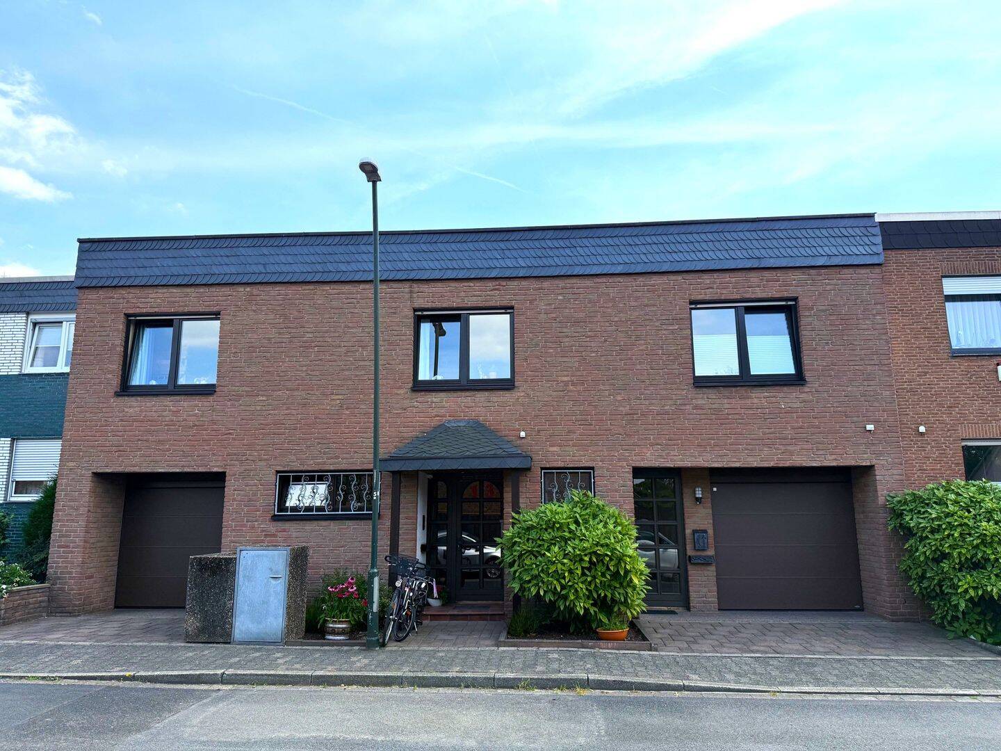 Top gepflegtes & familienfreundliches EFH mit Einliegerwohnung in D-Hassels, 40599 Düsseldorf (Benrath Hassels Holthausen Reisholz)