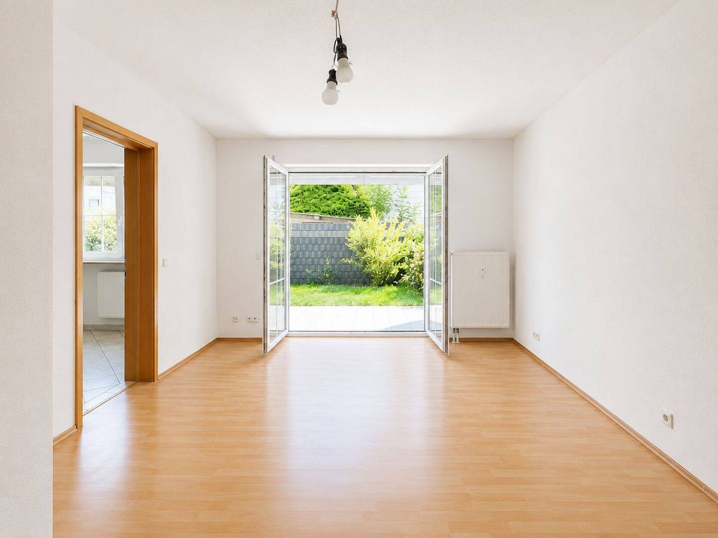 Helle 3-Zi-Terrassenwohnung mit eigenem Garten, Keller und Garage, 85055 Ingolstadt