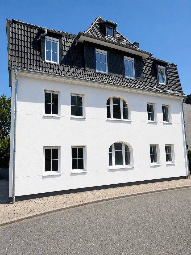 Energetisch saniertes Mehrfamilienhaus, moderne Ausstattung, große Garage, Photovoltaik, 58579 Schalksmühle