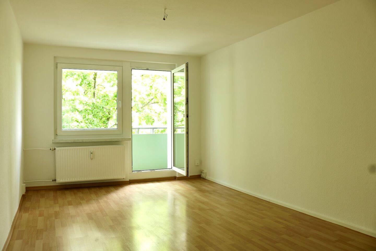 Modernes Wohngefühl: Erstbezug nach Sanierung mit großem Balkon und kostenfreien Stellplätzen – Chemnitz – Bild 1 von 6