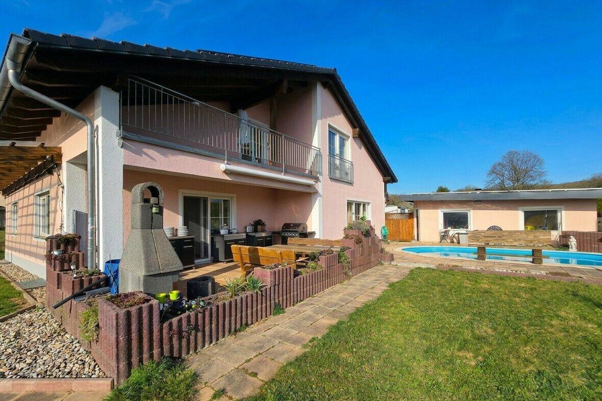 „Grüne Energie trifft Idylle – Stilvolles Einfamilienhaus am Ortsrand mit PV-Heizsystem und sommerlichem Wohlfühlklima“, 96274 Itzgrund