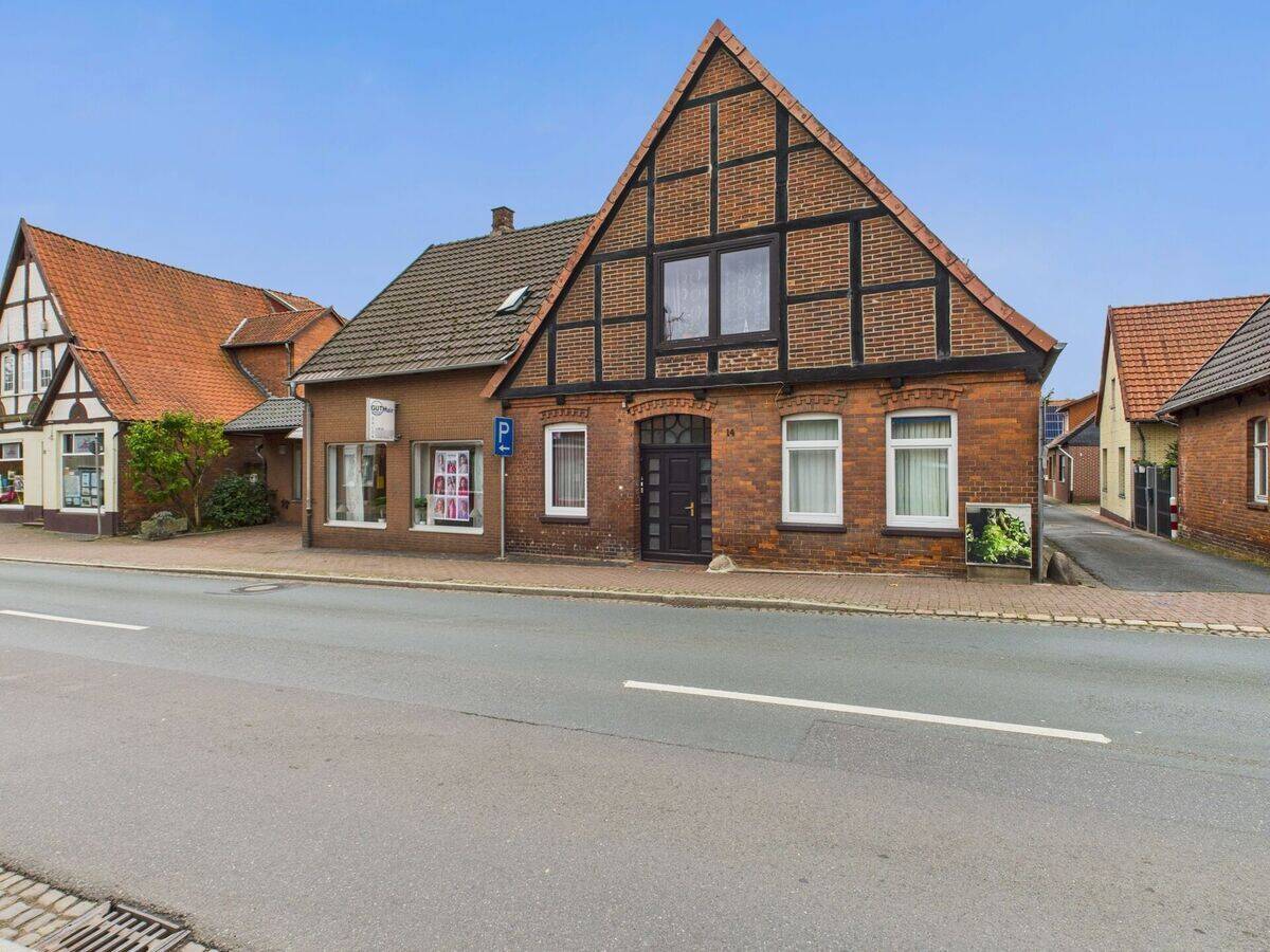 Flexibel nutzbare Gewerbeeinheit plus zwei vermietete Wohnungen, 31618 Liebenau