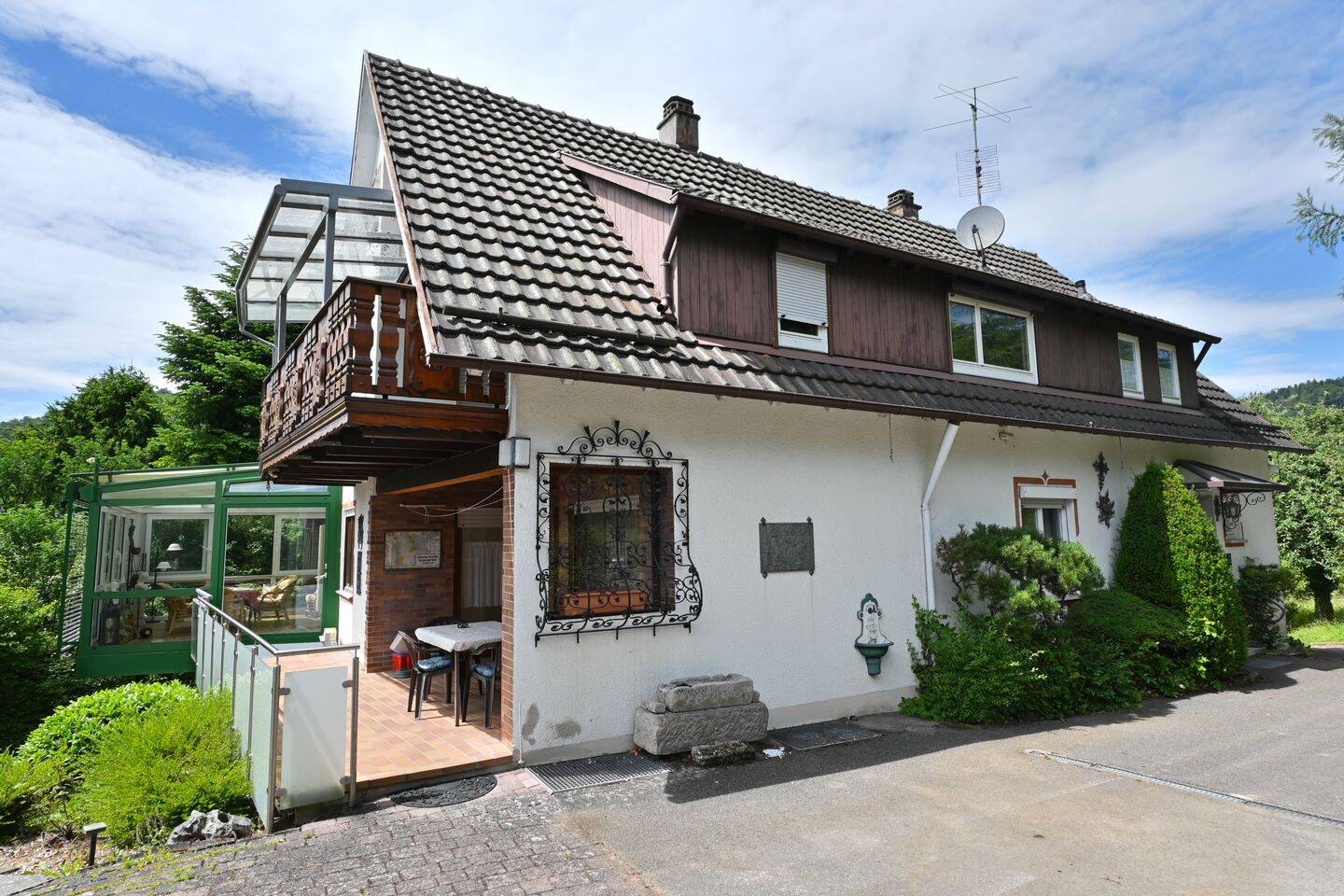 Exklusives Zweifamilienhaus mit Traumausblick, großem Grundstück, Wintergarten und Freisitz, 71540 Murrhardt