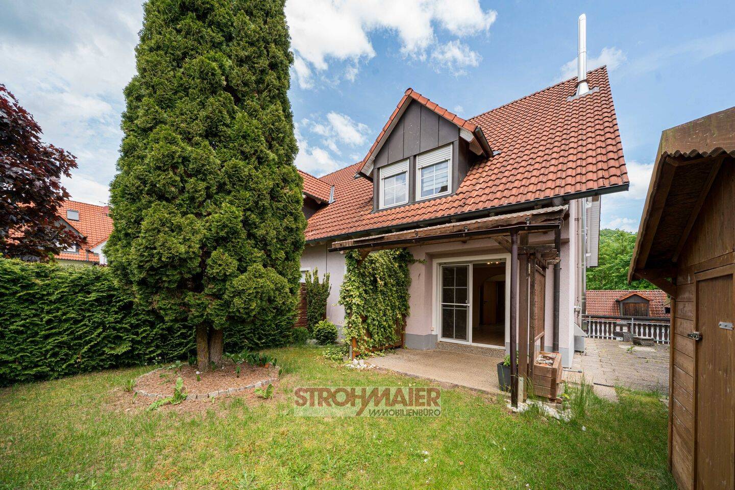 Sofort bezugsfrei! Großzügige Doppelhaushälfte mit Garage, Sauna und 2 Terrassen in Hohenstadt, 91224 Pommelsbrunn