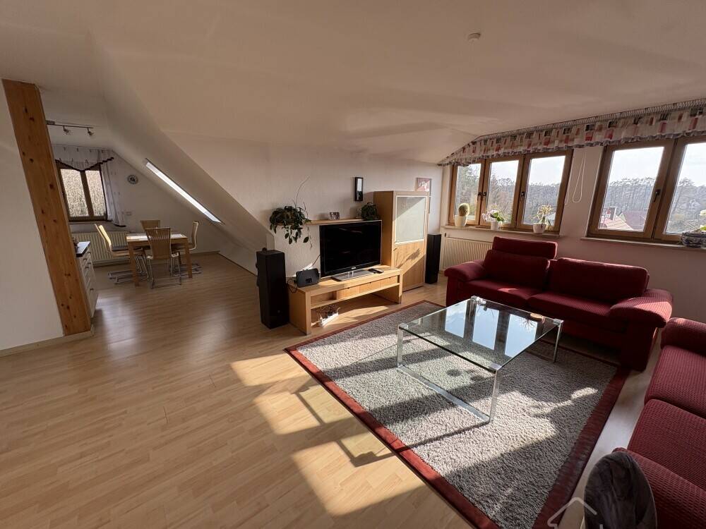 Traumlage am Waldrand! Gepflegte 3-Zimmer-Dachgeschosswohnung mit Stellplatz und Blick ins Grüne, 90537 Feucht