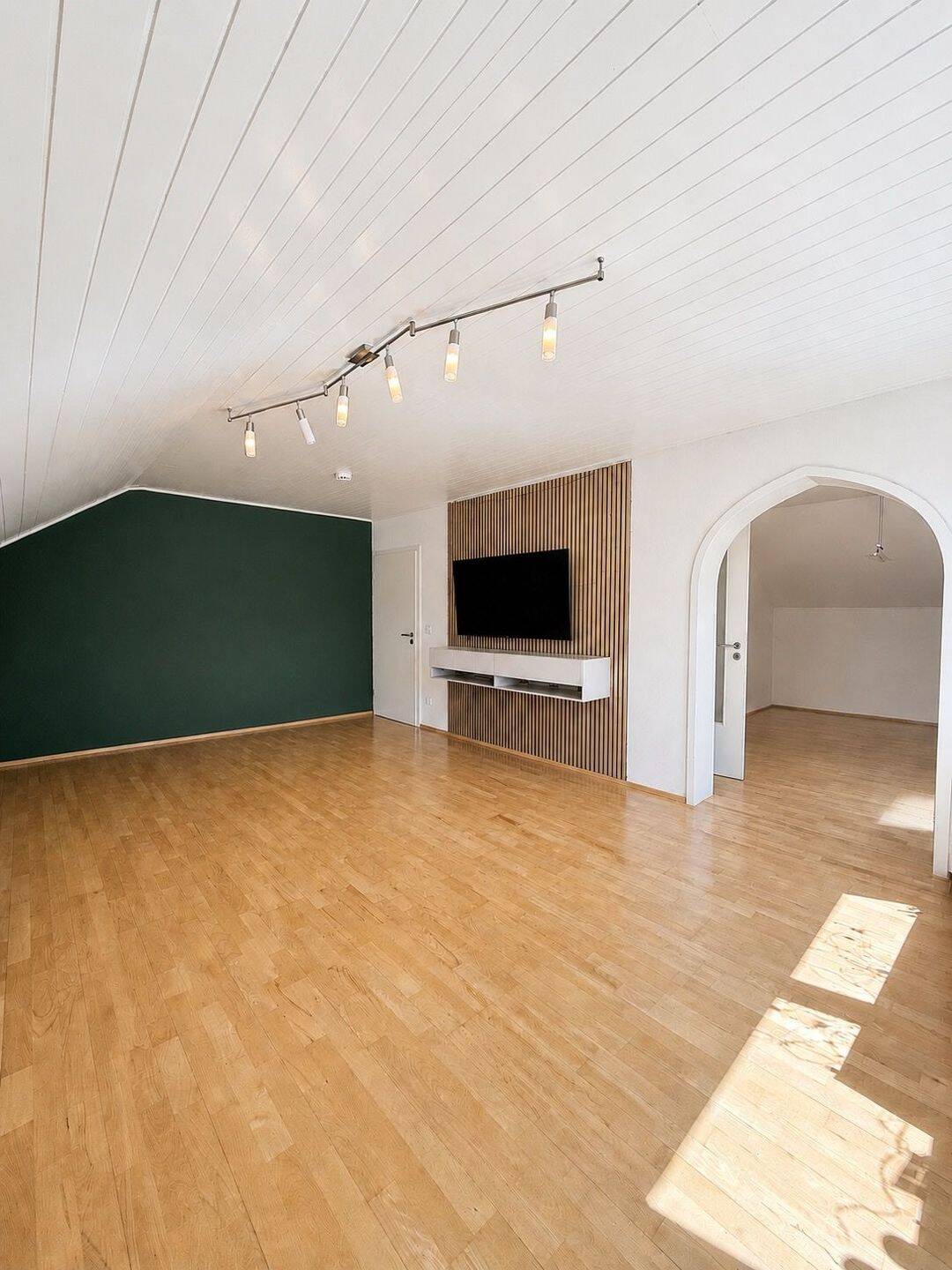 Gepflegte 4-Zimmer-Dachgeschosswohnung mit Westbalkon, Einbauküche und Stellplatz in Würzburg-Oberdürrbach, 97080 Würzburg (Altstadt Dürrbachau Grombühl Oberdürrbach Unterdürrbach)