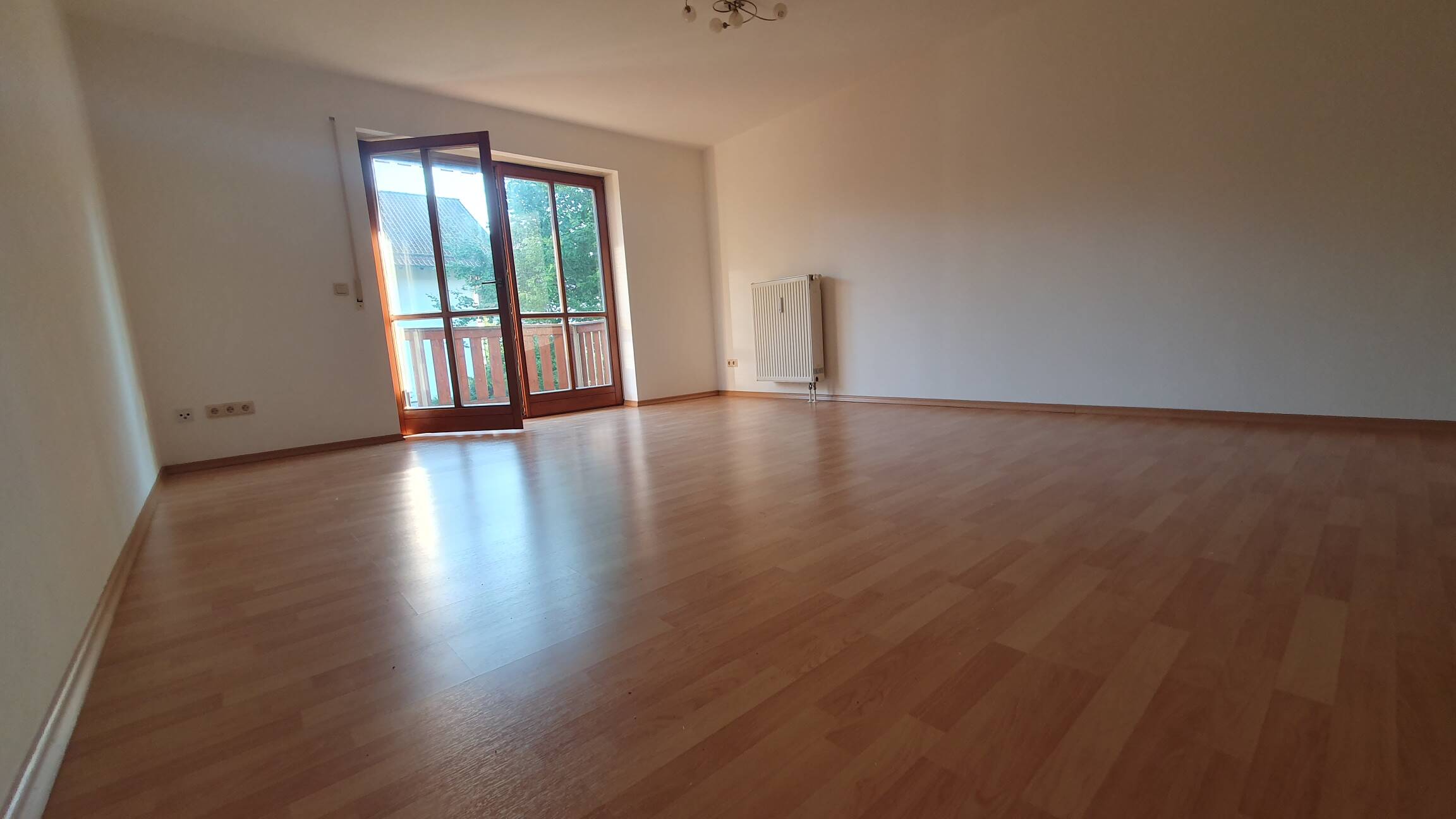 ruhige Lage, schöne Aussicht und großer Balkon, 2 Zi-Whg, 94501 Aidenbach