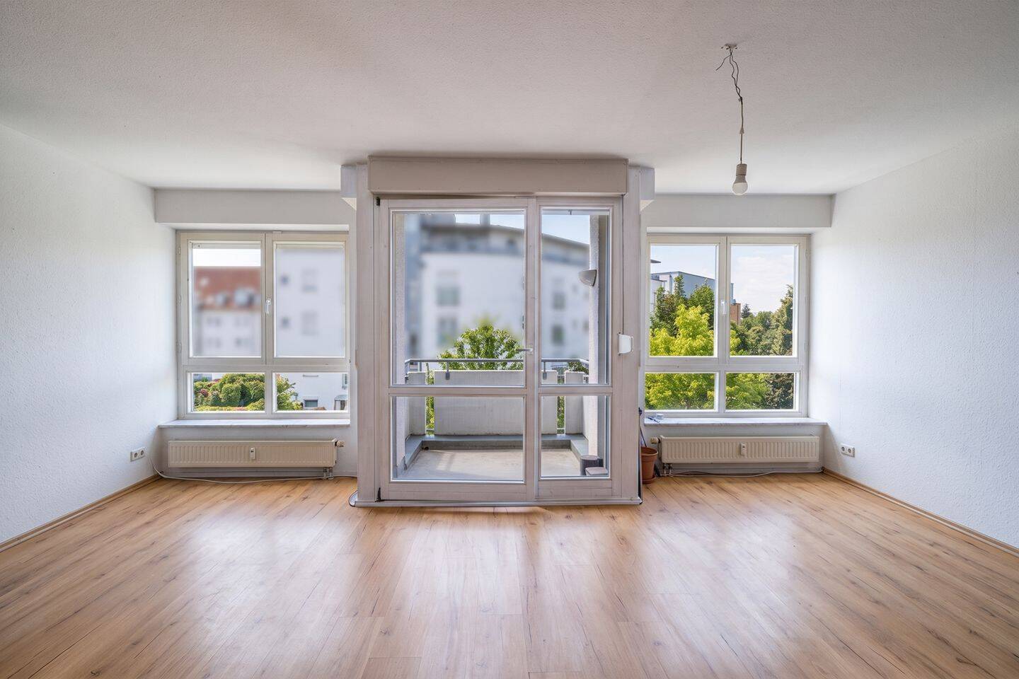 Rentabel! Helle 1,5 Zimmer-Eigentumswohnung mit Ausblick und tollem Westbalkon, 88471 Laupheim