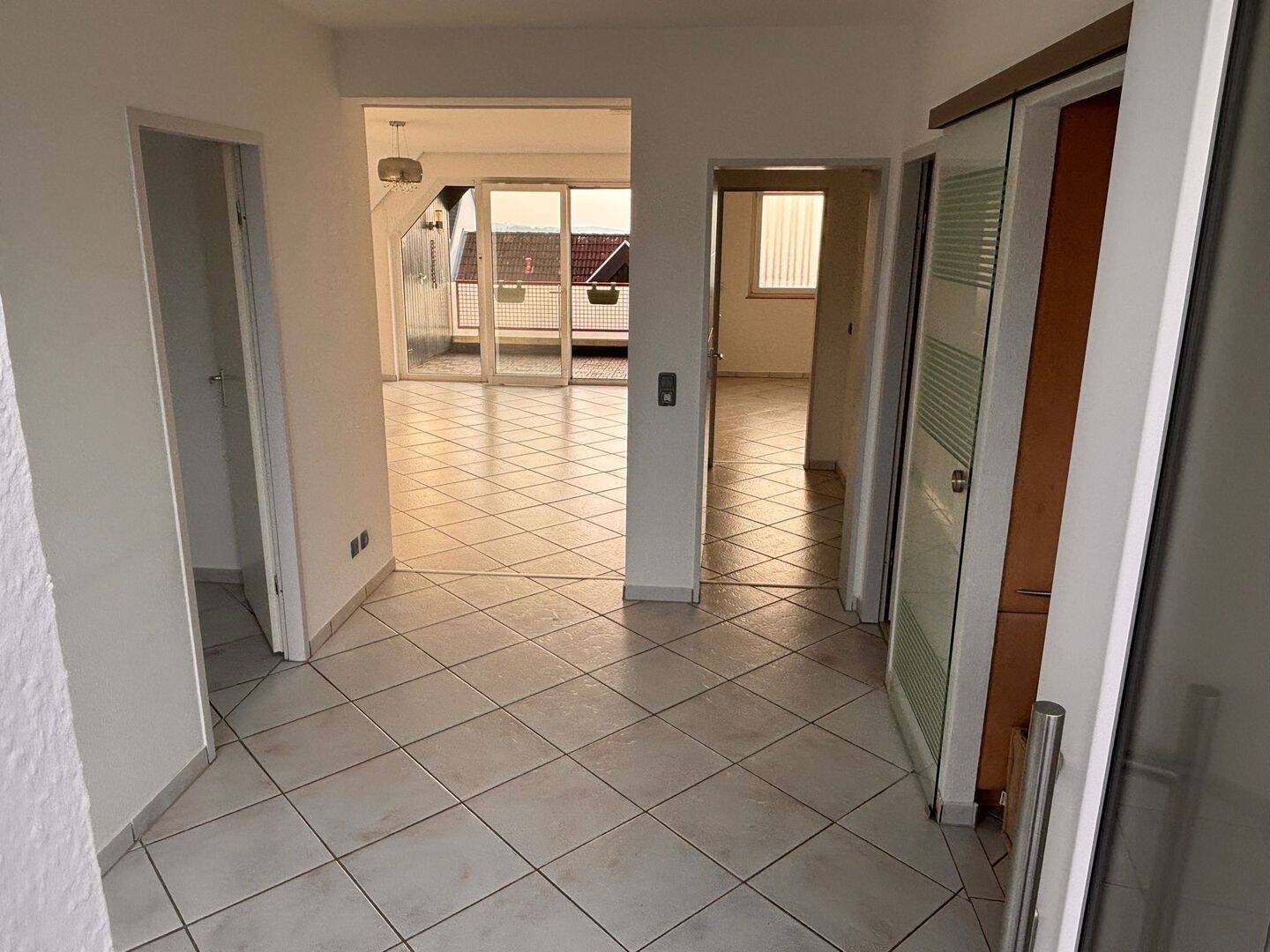 Charmante Dachgeschosswohnung im Herzen von Lüdenscheid – 3 Zimmer, Balkon und Aufzug, 58511 Lüdenscheid