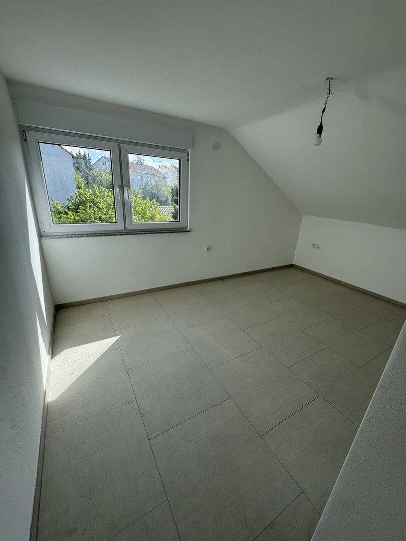 Erstbezug nach Kernsanierung: Moderne 3-Zimmer-Dachgeschosswohnung mit neuer Einbauküche, 71522 Backnang
