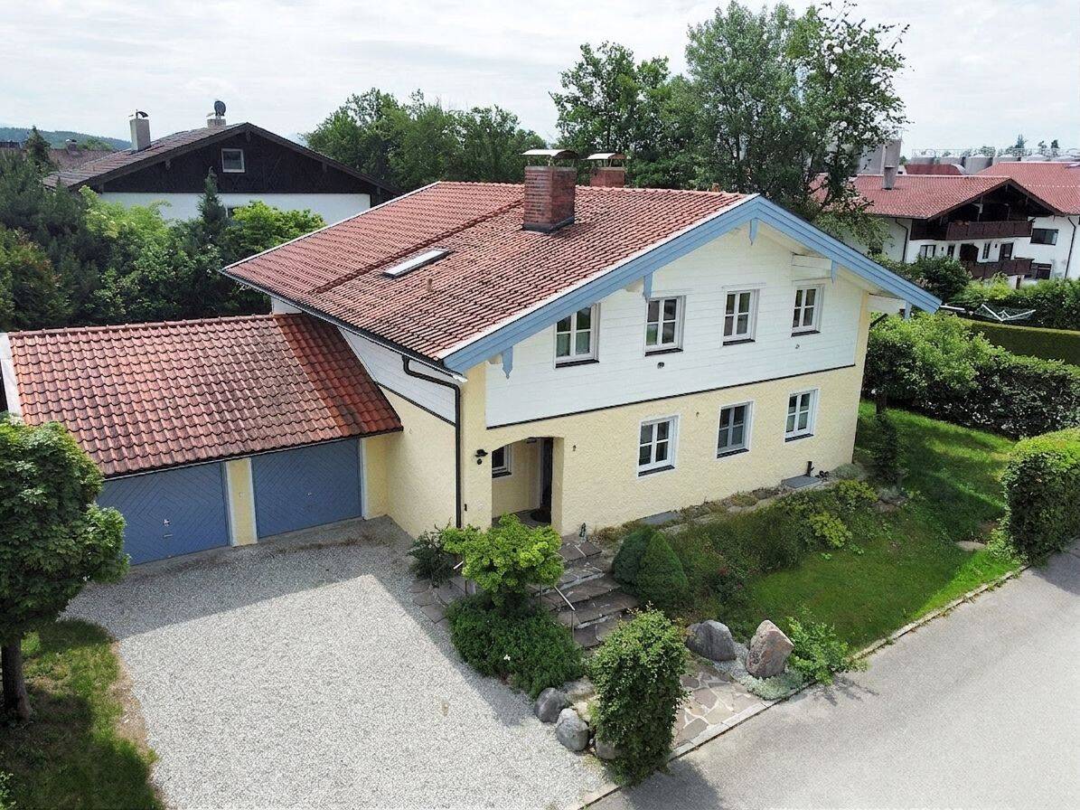 Großzügiges Landhaus in bevorzugter Wohnlage, 83128 Halfing
