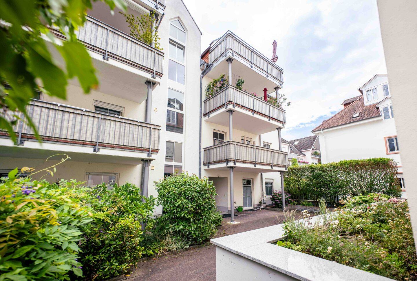 Schlosspark vor der Tür. Bezugsfreie 3-Zimmer-Wohnung mit Balkon, Aufzug & TG-Stellplatz!, 65203 Wiesbaden (Biebrich Mainz-Amöneburg Schierstein)
