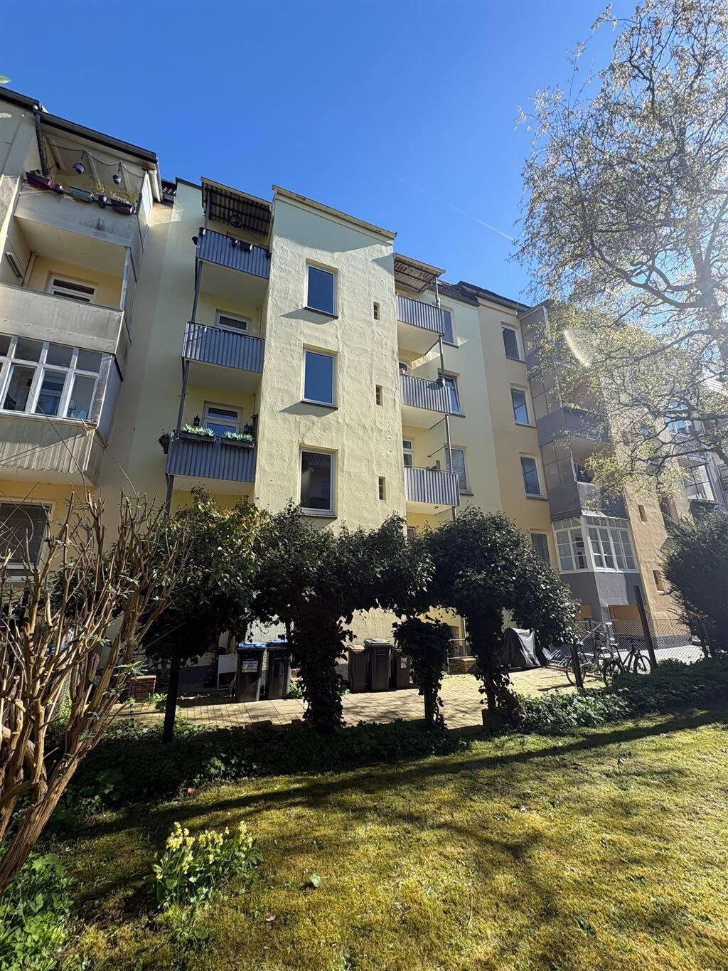Charmante Altbauwohnung mit Balkon! Gut vermietet mit Steigerungspotenzial!, 24114 Kiel (Südfriedhof)