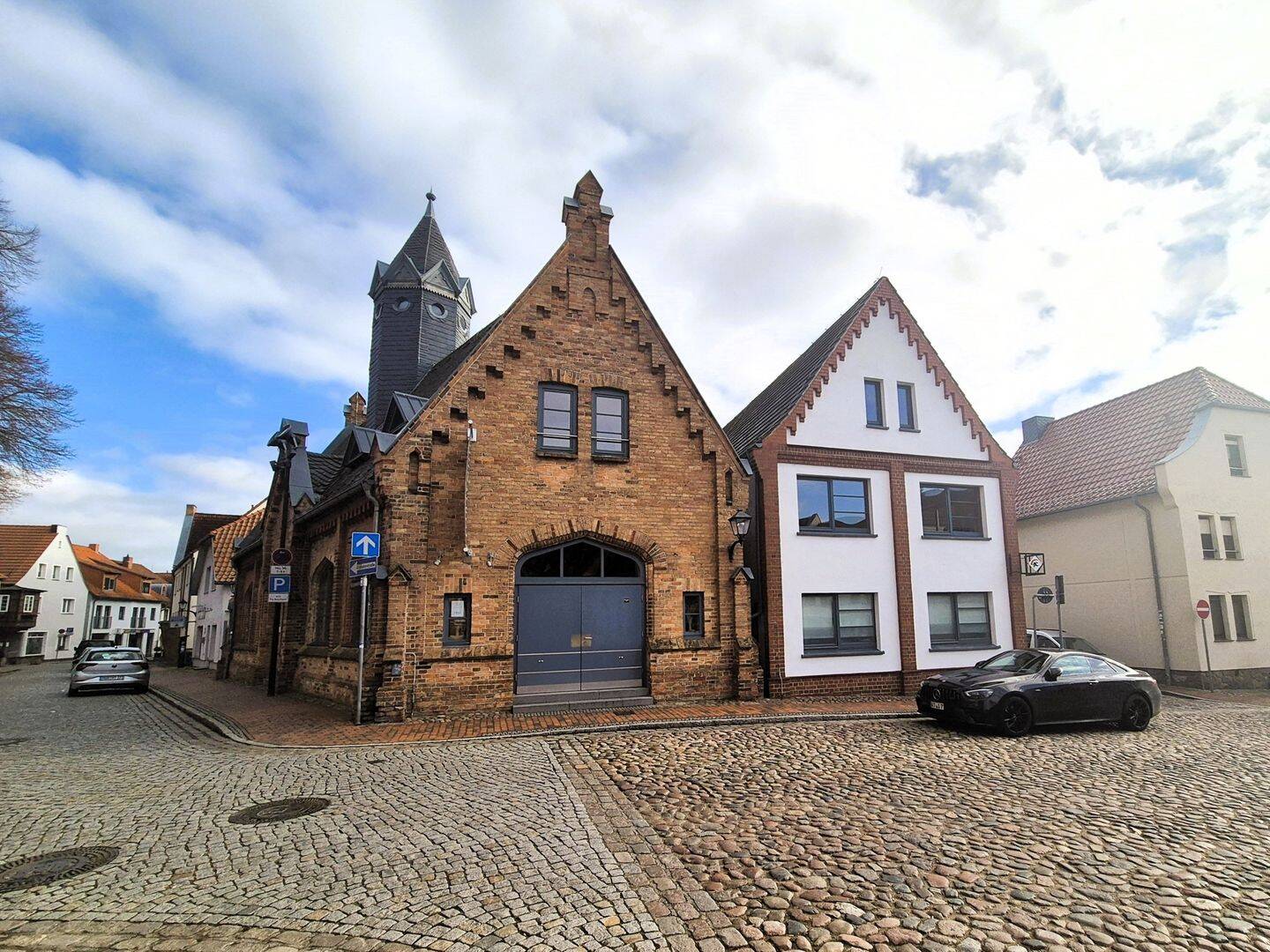Zentrales Geschäftshaus mit Blick auf die Georgenkirche, 17192 Waren (Müritz)