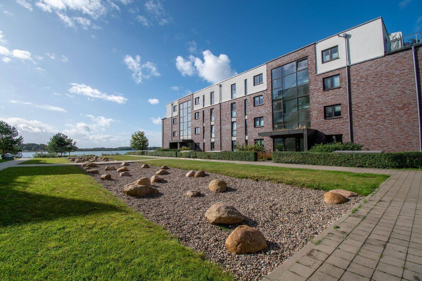 Schleswig – Hochwertige moderne Wohnung mit Balkon und Tiefgaragenstellplatz an der Schlei, 24837 Schleswig
