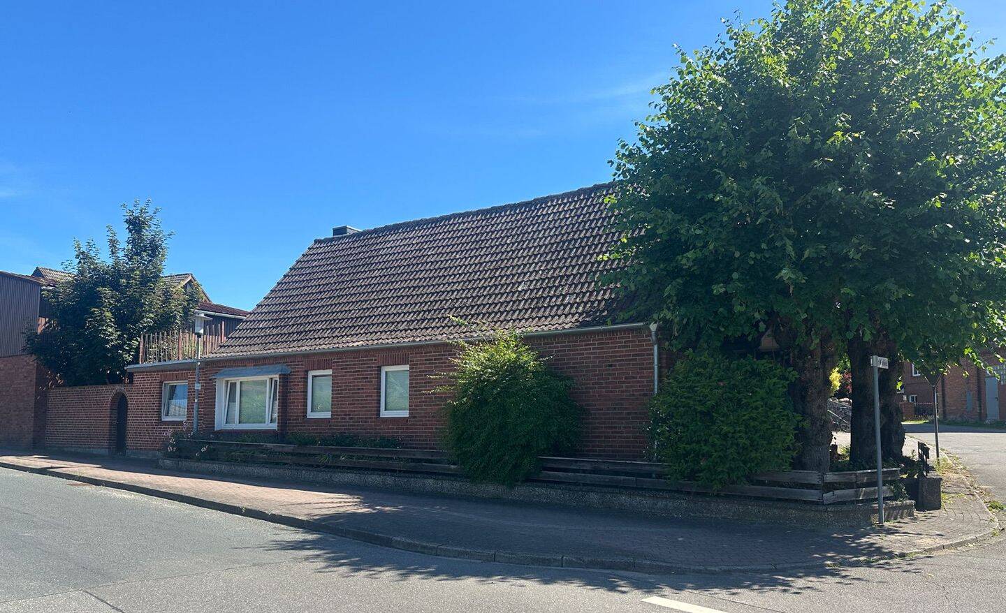 Einfamilienhaus in Dorflage mit großzügigen Nebengebäuden – Courtagefrei!, 23909 Bäk