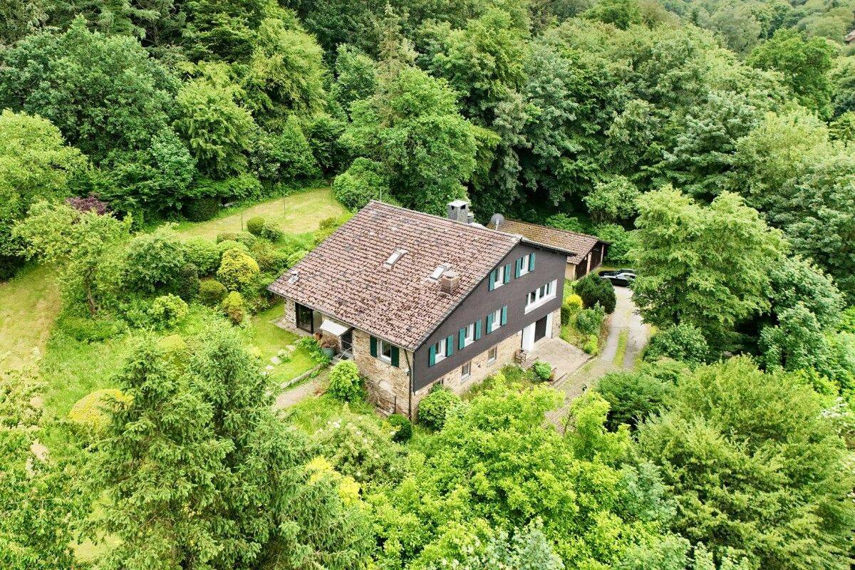 Das ganz große Glück im Grünen! Freistehendes, vielseitiges Zuhause mit Garagenhaus in Fischlaken, 45239 Essen (Bredeney Fischlaken Heidhausen Schuir Werden)