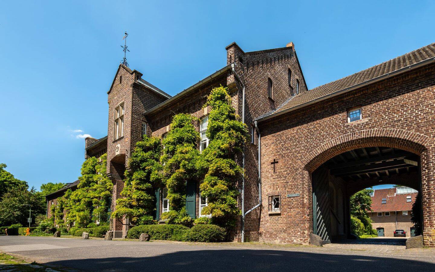 Loftliving auf drei Ebenen mit Sauna, Panoramadach und Gutshof-Ambiente, 41466 Neuss
