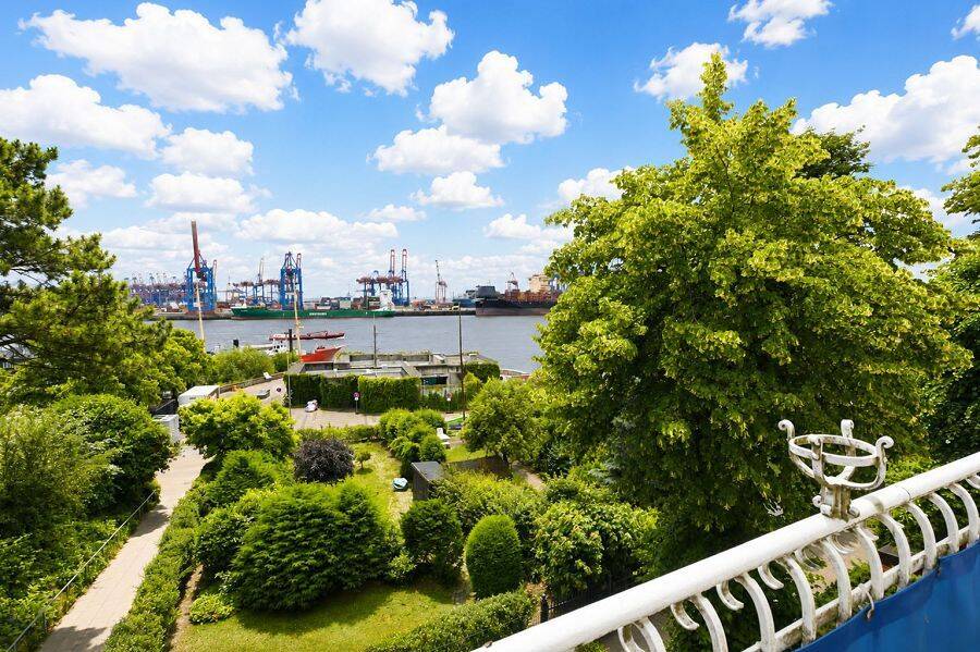 Exklusiver Altbau mit vollem Elbblick: 3-Zimmer Wohnung in Bestlage von Hamburg-Övelgönne