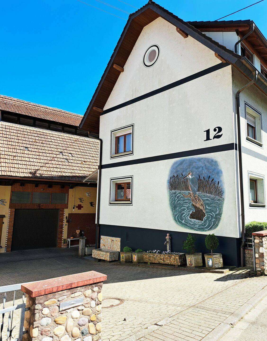 Großzügiges Mehrgenerationenhaus mit Scheune und Garagen in ruhiger Lage von Oberschopfheim, 77948 Friesenheim