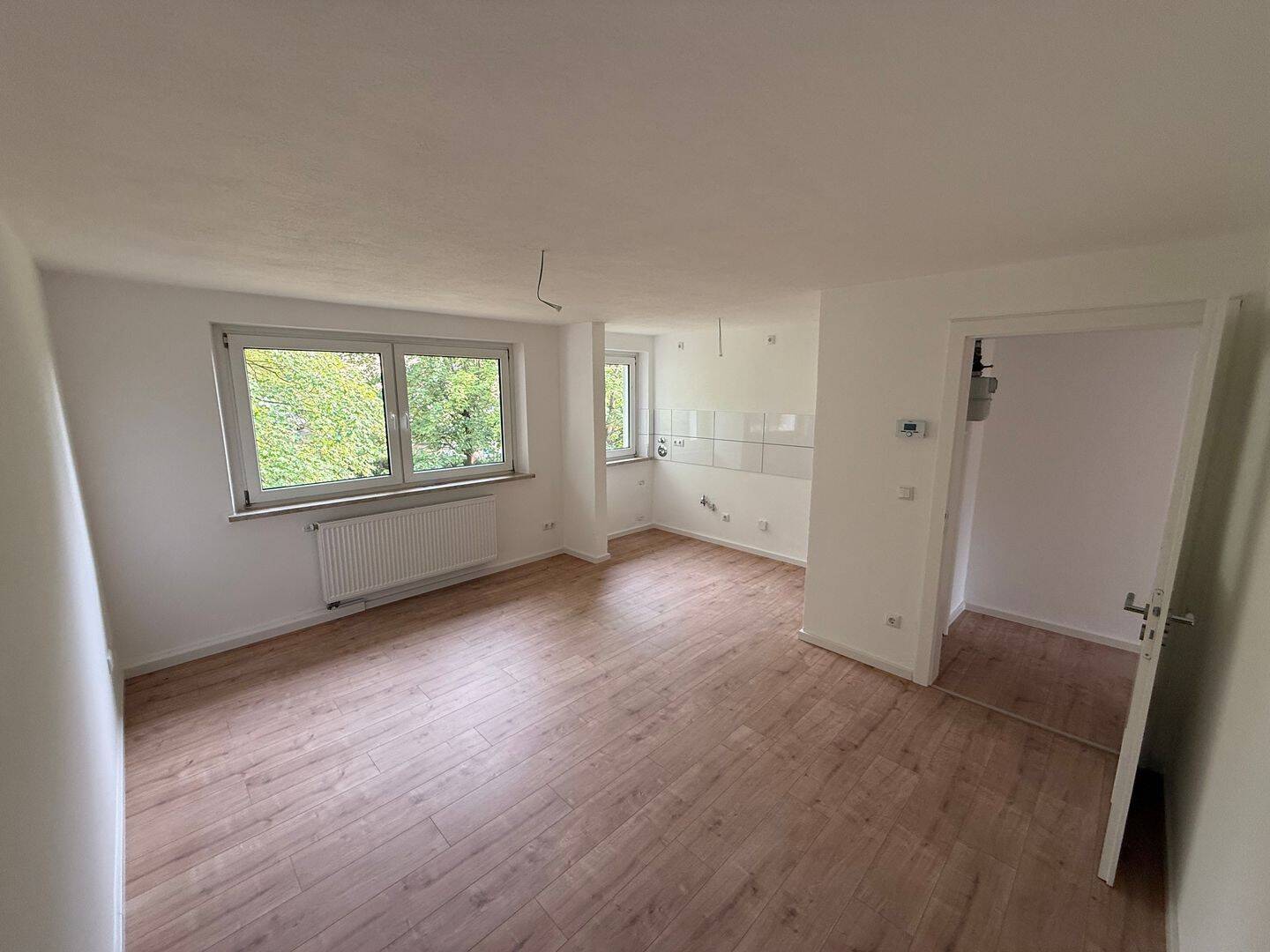 Frisch renovierte 3-Zimmer Wohnung mit neuer Einbauküche in top Lage!, 93053 Regensburg (Galgenberg Kasernenviertel Kumpfmühl-Ziegetsdorf-Neuprüll Oberisling-Graß)