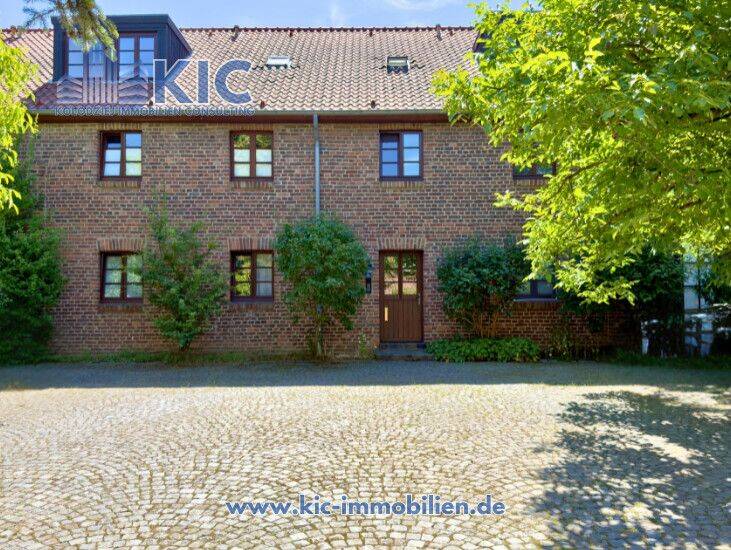 Stilvolles Dachgeschoss-Apartment in historischer Hofanlage von Köln-Zündorf, 51143 Köln (Porz Langel Zündorf)