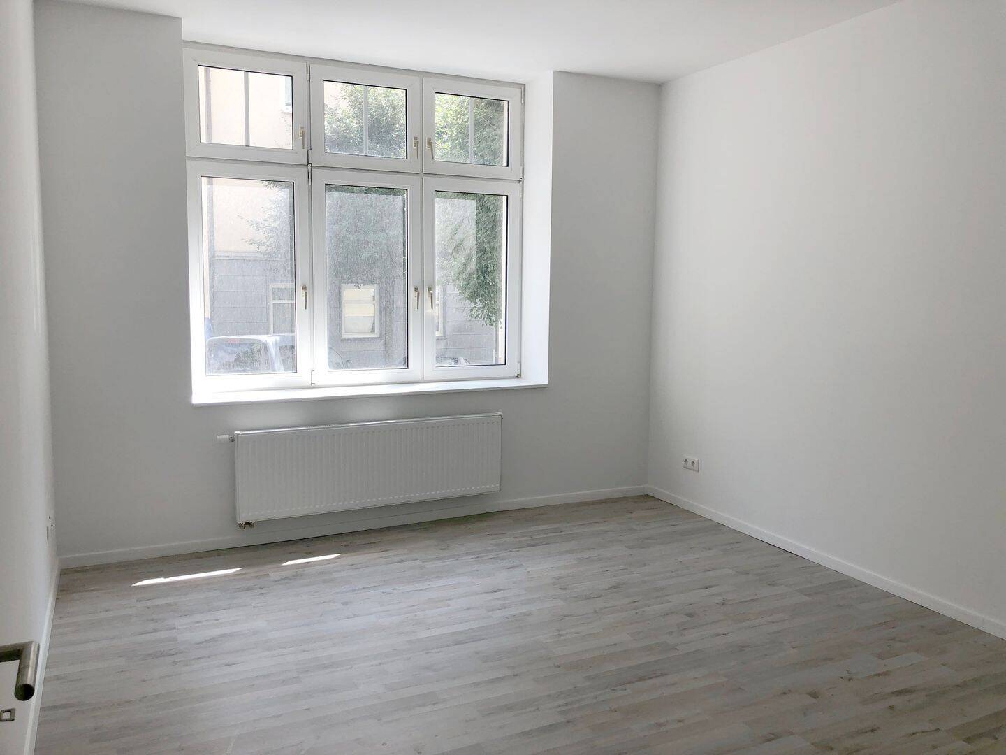Neu! Große EG-Familienwohnung mit 5 Zimmern und 1 Balkonen – Jetzt anschauen!, 8058 Zwickau