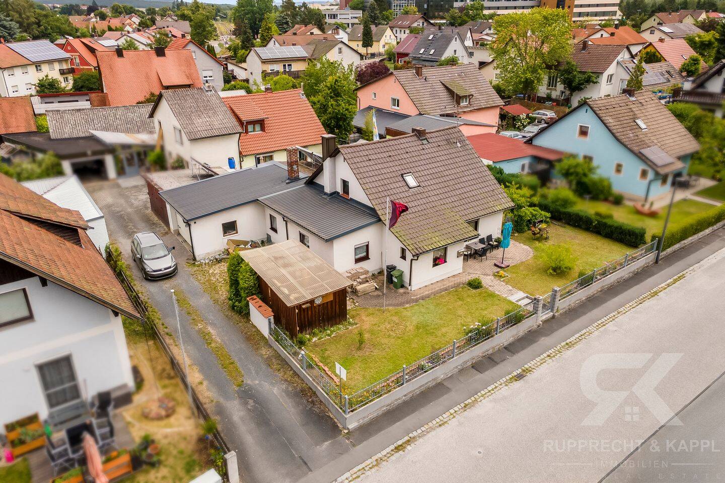Attraktives Einfamilienhaus mit schöner Terrasse, Kamin und Doppelgarage am Waldrand von Hirschau, 92242 Hirschau