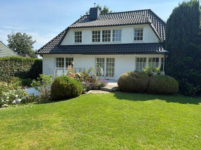 WEIßE VILLA MIT TRAUMHAFTEM GRUNDSTÜCK IN GROßHANSDORF, 22927 Großhansdorf