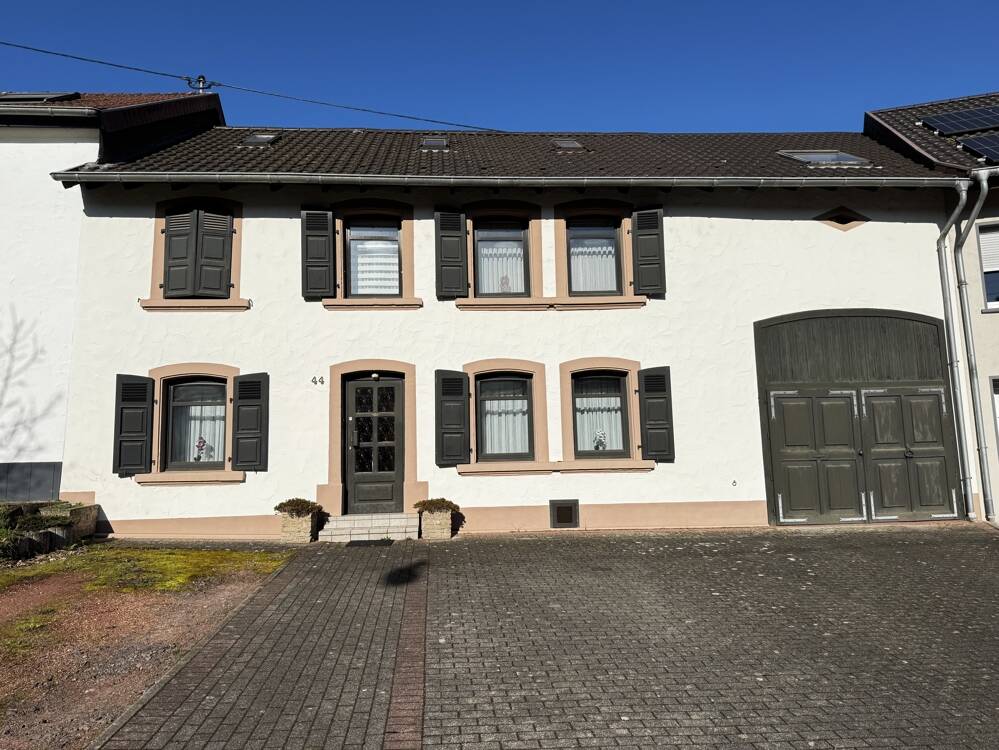 Saarlouis-Neuforweiler: Einfamilienhaus im Landhausstil mit Garage, Stellplätzen und großem Garten, 66740 Saarlouis