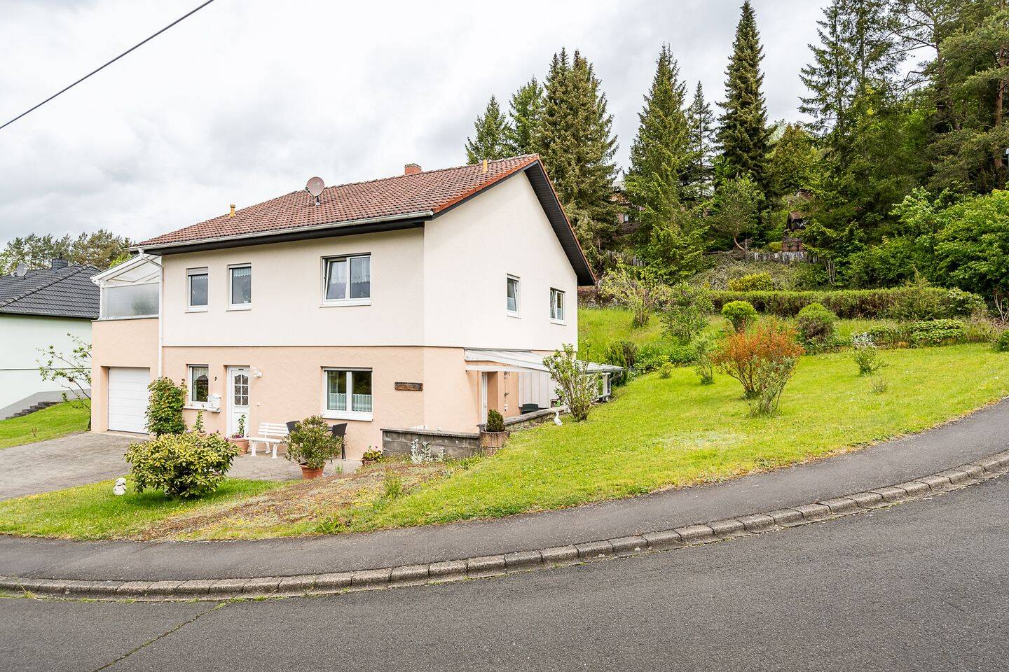 Einfamilienhaus mit ELW in Rockeskyll – Garage mit Dachterrasse & Weitblick, 54570 Rockeskyll
