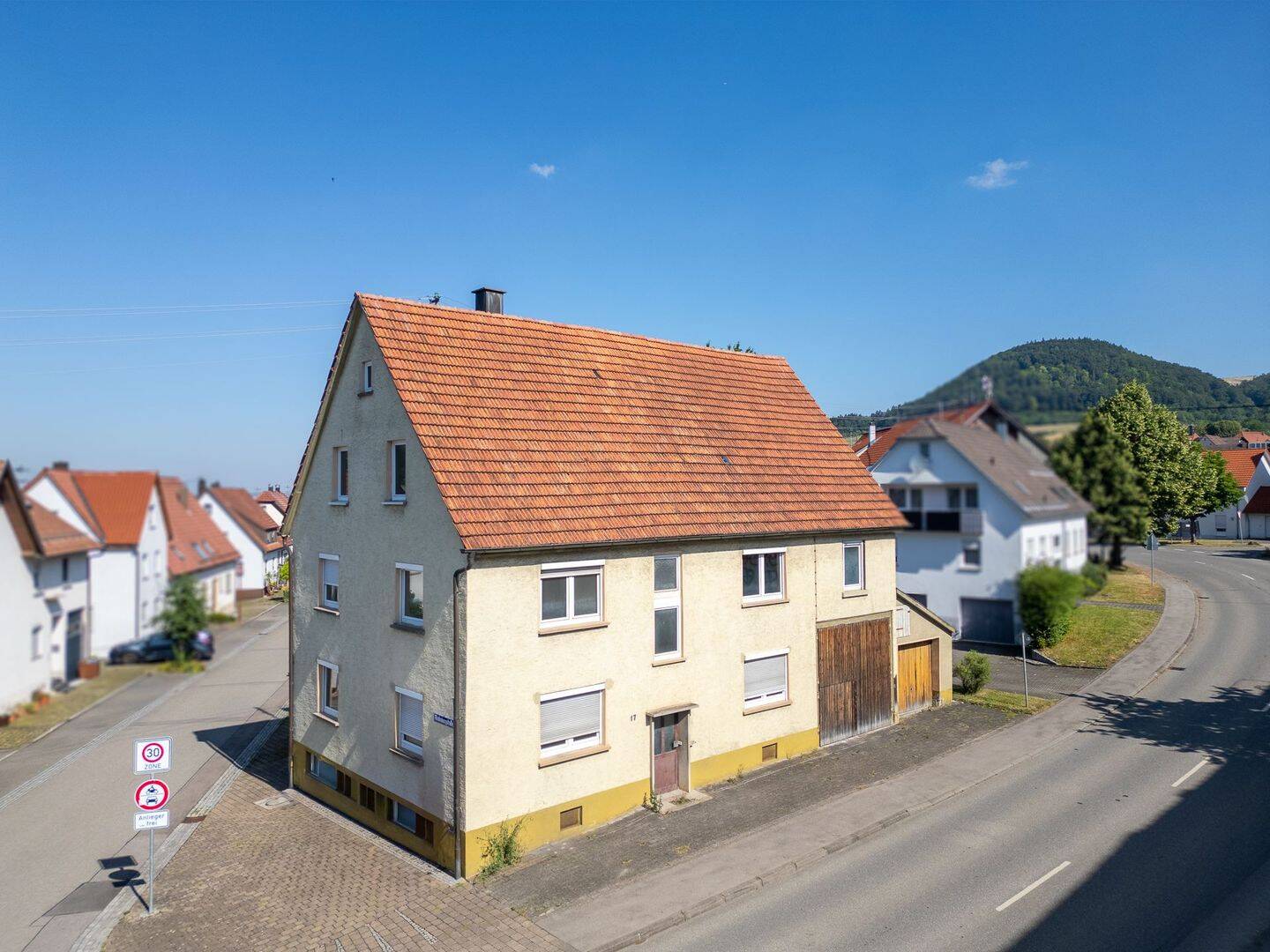 Rohdiamant in zentraler Lage – Einfamilienhaus mit Ökonomieteil sucht handwerkliches Geschick, 78589 Dürbheim