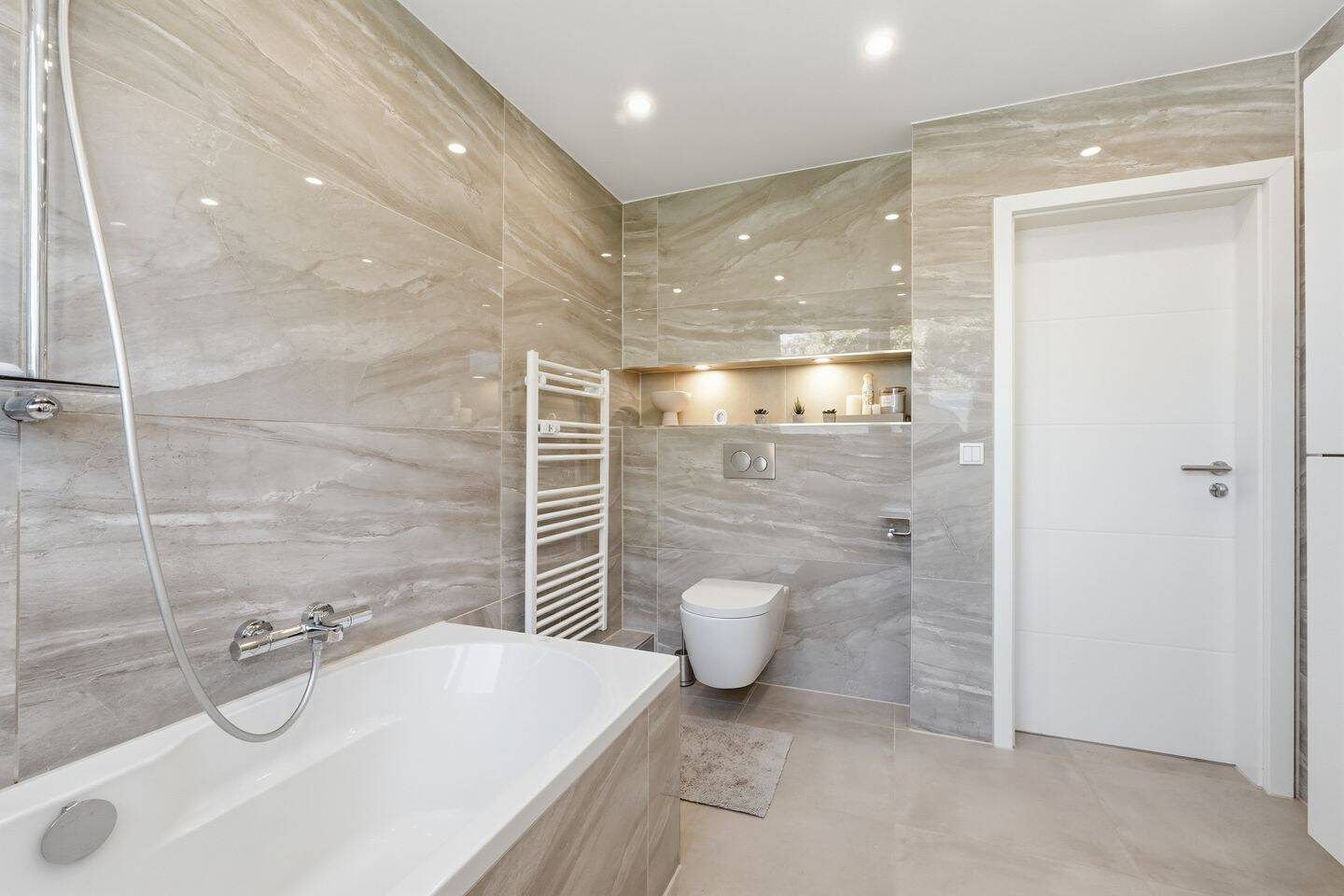 Vollsanierte Wohnung mit maßgefertigter Einbauküche, Balkon & Gartenblick in ruhiger Lage, 51061 Köln (Mülheim Dünnwald Flittard Höhenhaus Stammheim)