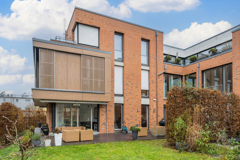 Exklusives Stadthaus mit Garten und 2 TG-Stellplätzen im beliebten Klein Borstel, 22337 Hamburg (Hamburg-Nord Alsterdorf Ohlsdorf)