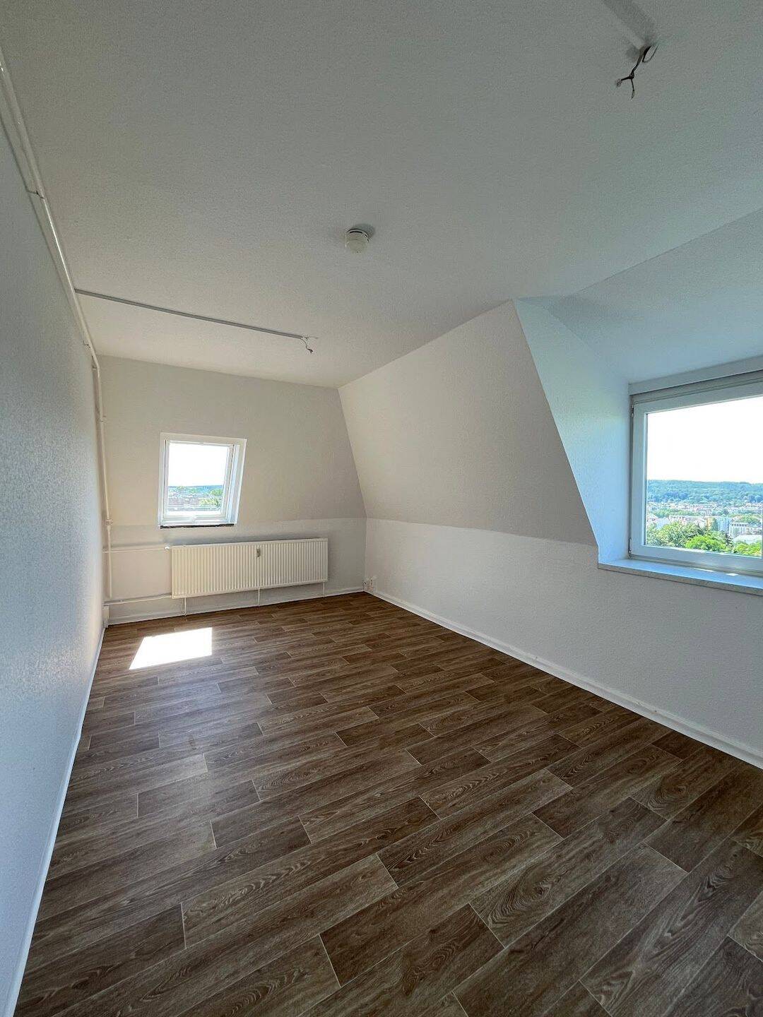 Erstbezug nach Sanierung: Modernes City-Dachgeschoss mit Badewanne und Stellplatz., 7545 Gera (Bieblach Innenstadt Ostviertel Pforten Untermhaus)