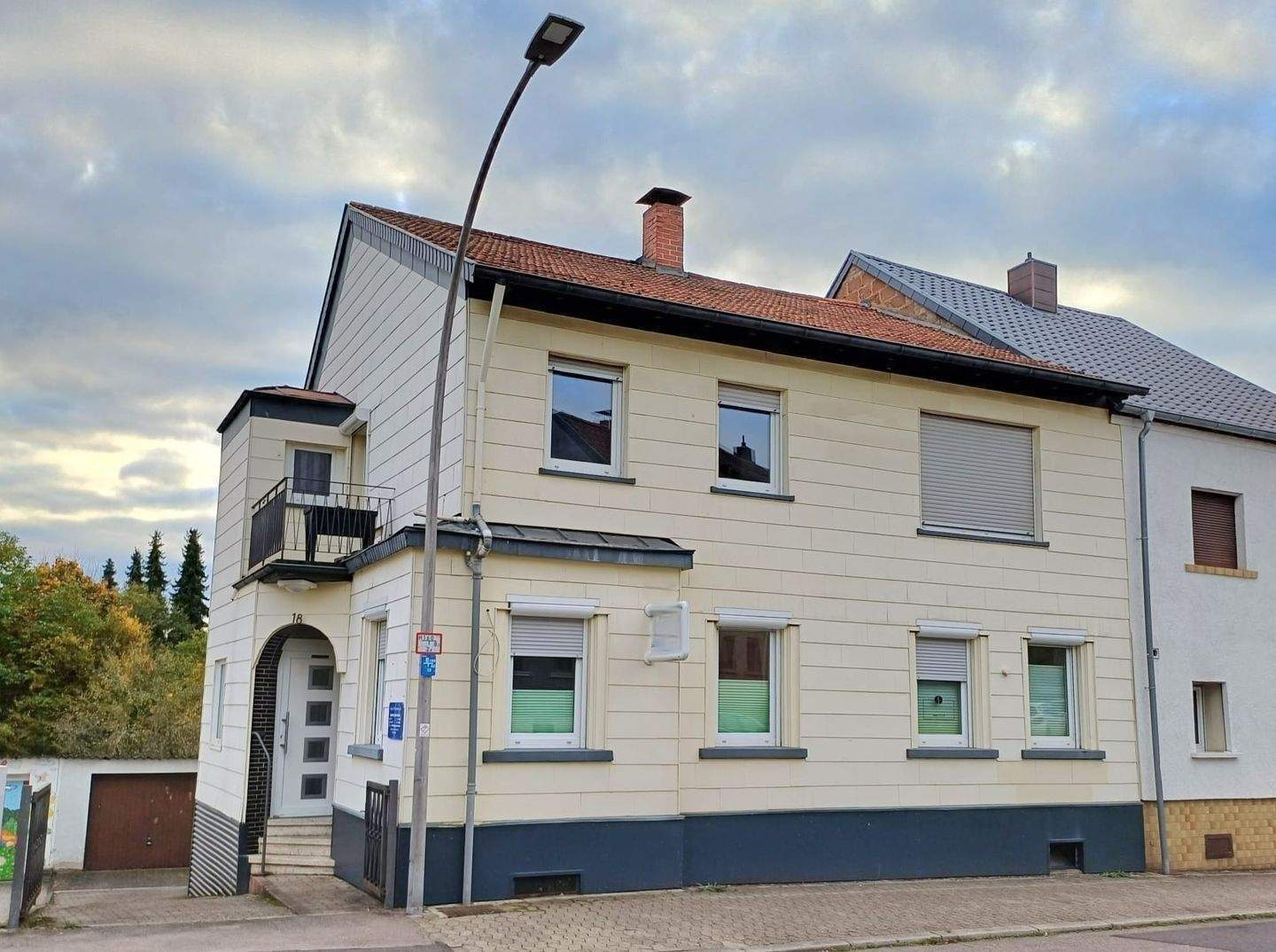 Wohnen und Arbeiten möglich (ca. 200 m² Praxis + ca. 80 m² Wohnung + ca. 80 m² Sauna im UG) Toreinfahrt, Garage, und Garten in St. Ingbert-Rohrbach, 66386 St. Ingbert (Sankt Ingbert)