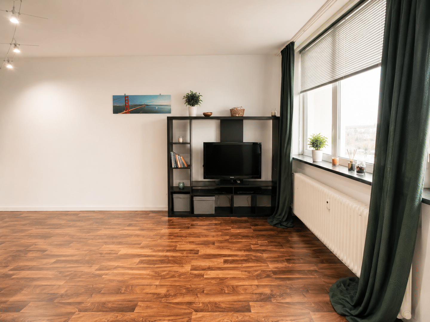 Bezugsfreie und gut geschnittene 2-Zimmer-Wohnung mit zwei großzügigen Südbalkonen, 91054 Erlangen (Burgberg Erlangen-Nord Erlangen-Ost Innenstadt Sieglitzhof)