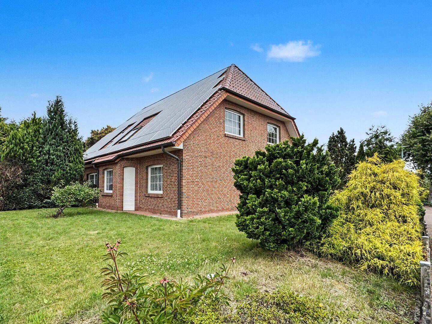 Großes Zweifamilienhaus mit modernisierter Heizungsanlage, großer Garage und Sauna in Westerholt, 26556 Westerholt