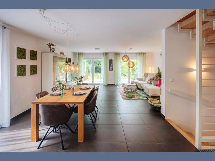 Möbliert: Familienhaus mit großem Garten und gemütlicher Loungeecke, 81825 München (Berg am Laim Trudering-Riem)