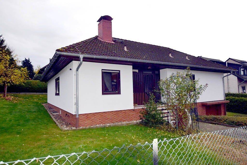 Wohnen auf einer Ebene: Geräumiger Bungalow mit Garage, EBK und gepflegtem Garten, 63549 Ronneburg