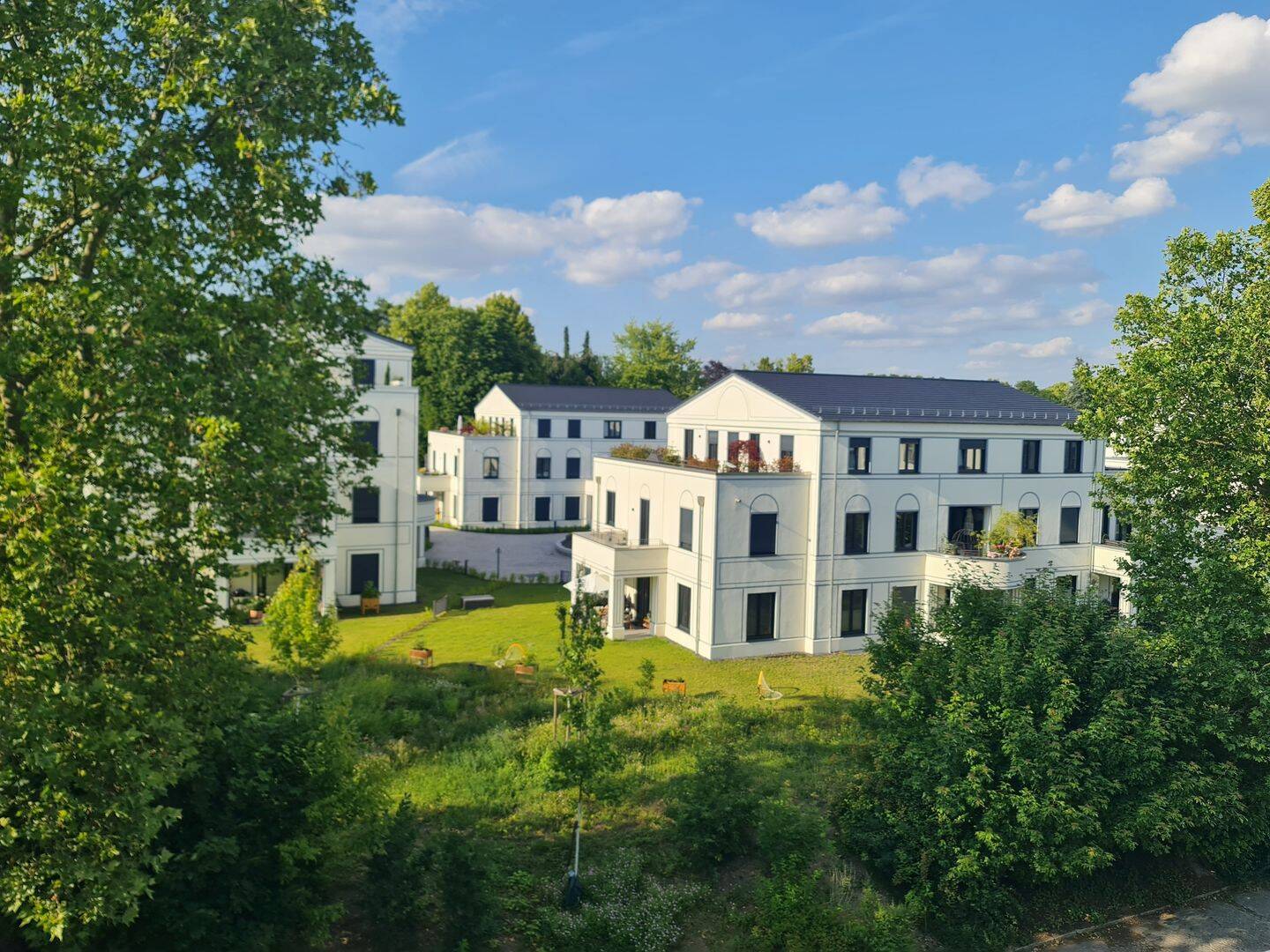 Bezugsfreie Dachgeschoss-Maisonette in Dahlem | 2 Terrassen, TG-Stellplatz & ruhige Hoflage, 14195 Berlin (Steglitz-Zehlendorf)