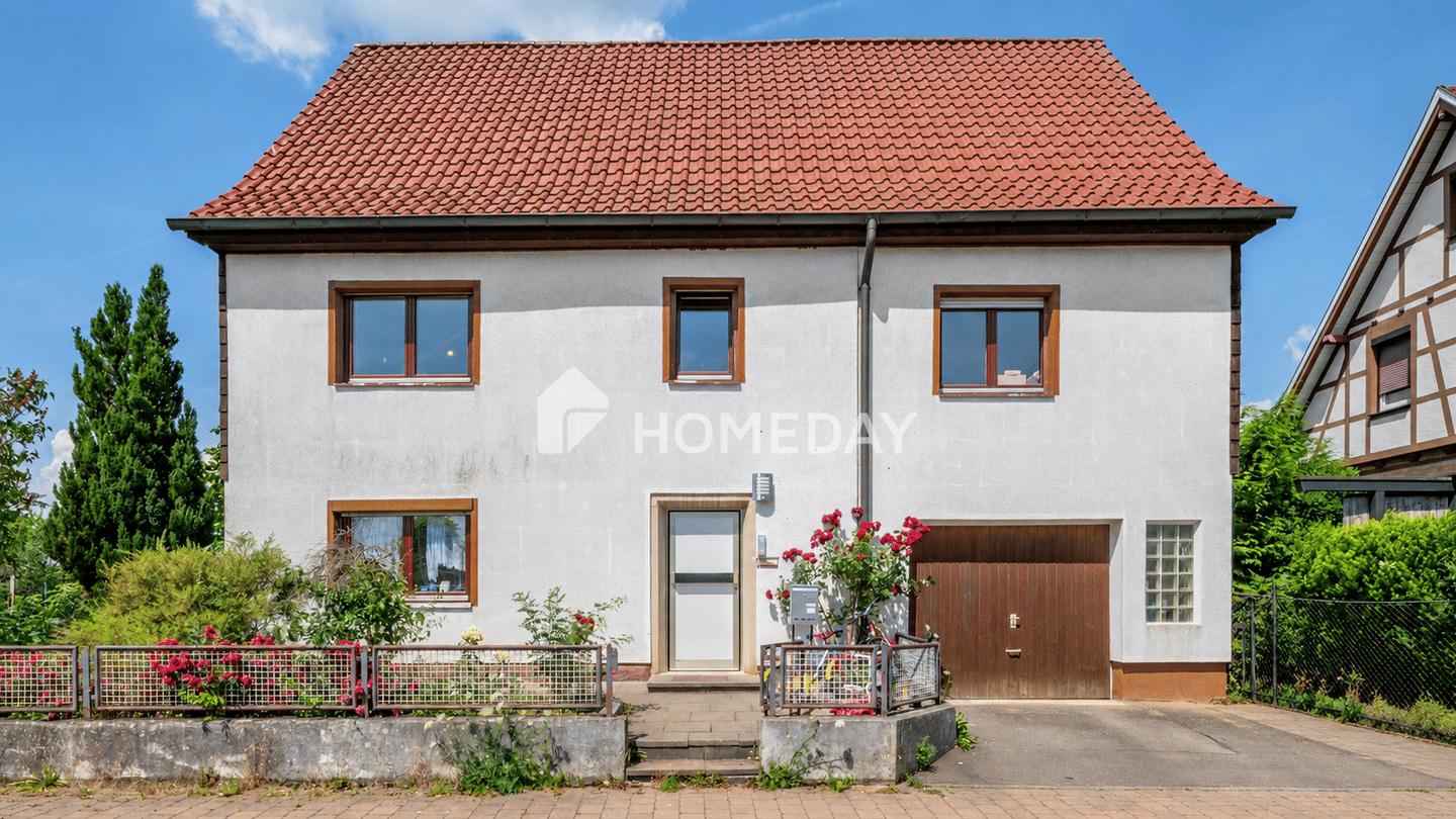 Charmantes Zweifamilienhaus mit großem Grundstück und Dachausbaupotenzial, 72411 Bodelshausen
