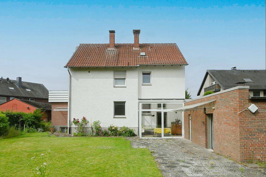 Steinhagen-Brockhagen: Charmantes Zweifamilienhaus mit Garten und Einzelgarage!, 33803 Steinhagen