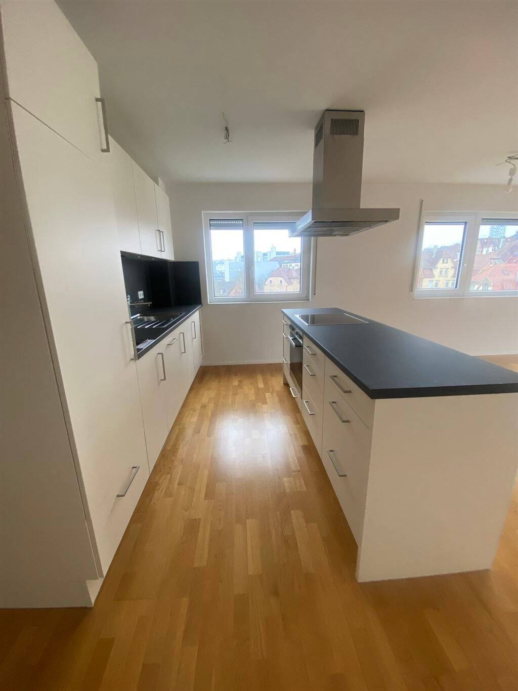 Schöne,helle, Erdgeschosswohnung mit großer Terrasse, EKB, 2x Bäder, Kellerraum, 70469 Stuttgart (Feuerbach Zuffenhausen)
